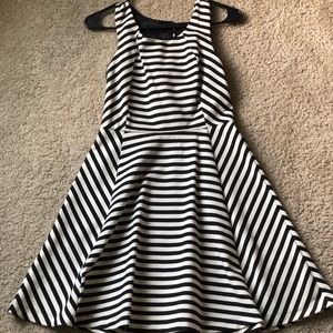 Black/white fit & flare stripped dress - S